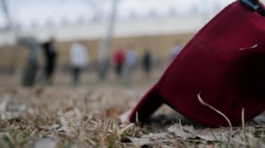 Özgür koşucular sahne sonbahar park - çevirir sokak akrobatik - gençler - de-odaklı