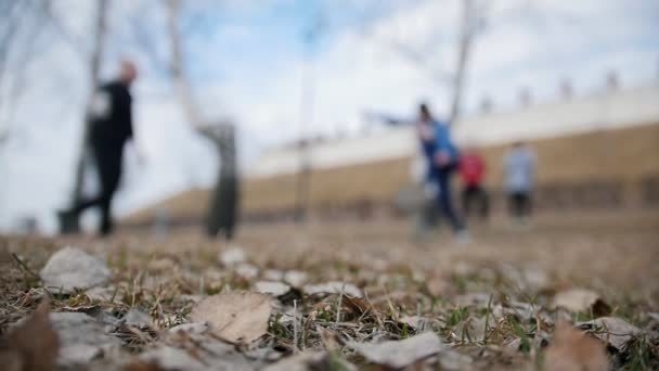 Ulice akrobatické v parku - friendsstreet akrobatické v parku - přátelé děti provádění převrátí a přemety v podzimním parku - de-zaměřené děti provádět Salta a fints v podzimním parku - de-zaměřil — Stock video