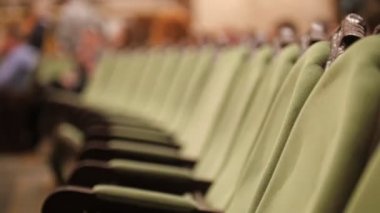 Seyirci - boş konser salonu ya da tiyatro olmadan yeşil sandalye