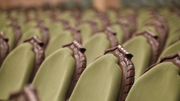 Leerer Opernsaal - grüne Stühle ohne Zuschauer — Stockvideo