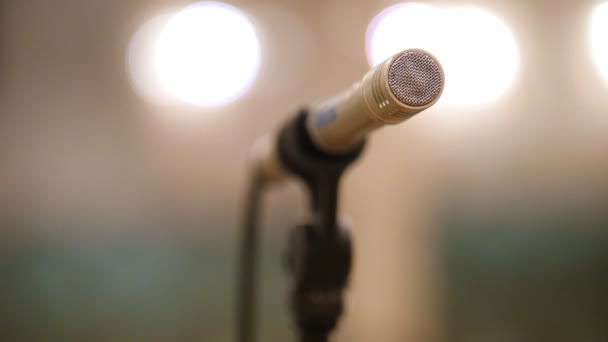 Mikrofon w teatrze lub operze sceny - sala koncertowa — Wideo stockowe