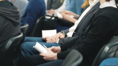 Seyirci toplantı - eople oturan ve dinle konferans veya tanıtım, atölye, ana sınıfı