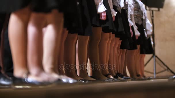 Jambes en collants de fille - choeur d'enfants - répétition de la chanson académique — Video