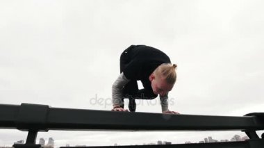 Egzersiz atlet - sarışın adam park elinde duruyor