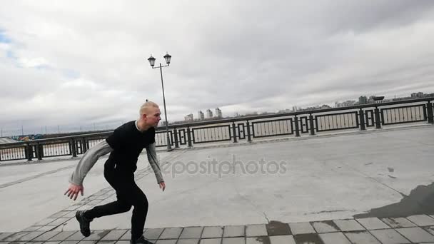 Tracer přejde ulici akrobatické parkour, pomalý pohyb — Stock video