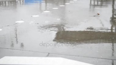 Yağmur damla su görünümü kapatın. Yağış serpin