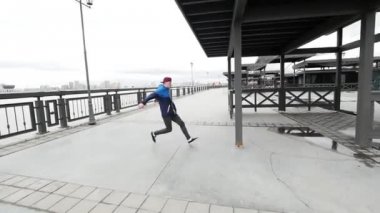 Bir ücretsiz run - genç bir flip park, parkour, ağır çekim, atlar