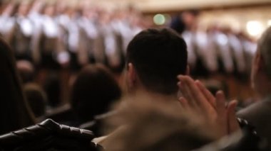 Konser Salonu - koro çocuk şarkıcı izlerken seyirci