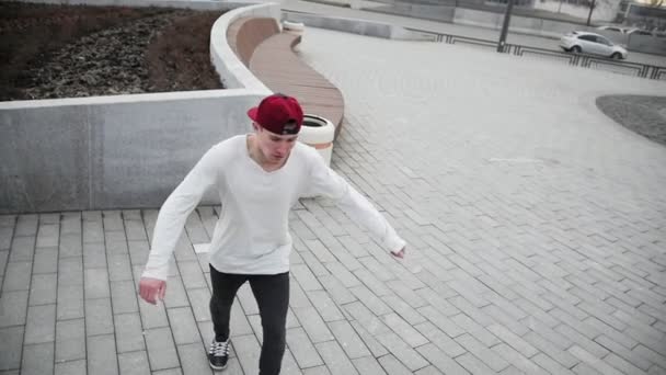 Acrobacias callejeras - adolescente salta un tirón en el parque, parkour, cámara lenta — Vídeo de stock