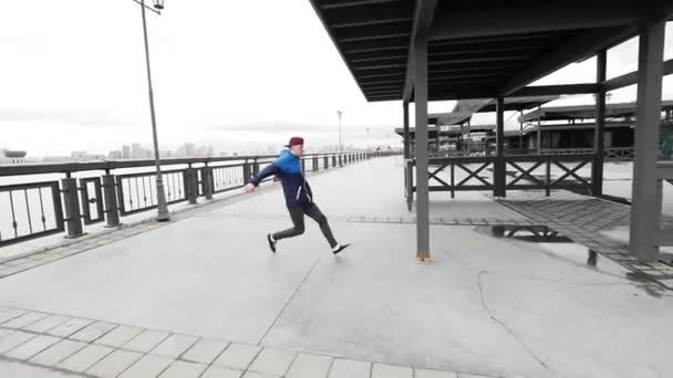 Ένα ελεύθερο τρέξιμο - έφηβος πηδάει ένα κτύπημα στο πάρκο, parkour, αργή κίνηση — Αρχείο Βίντεο