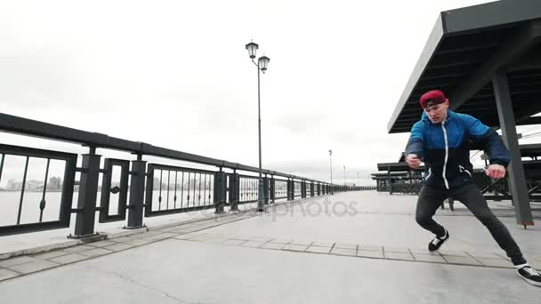 Slowmotion-akrobatik - tonåringen som utför akrobatik flips och kullerbytta på promenade — Stockvideo