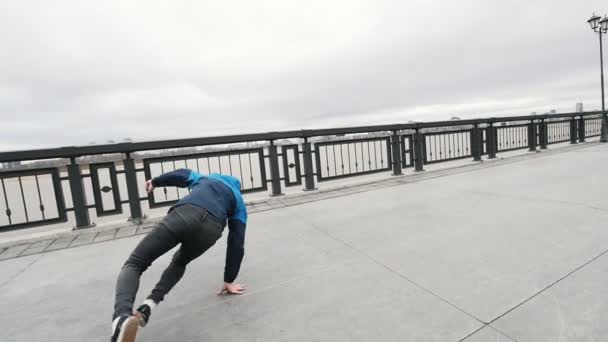 Adolescente realizando algunos breakdance flexibles en el paseo marítimo, cámara lenta — Vídeos de Stock