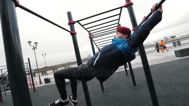 Parkour mannen hoppar i idrottsplatser - utför en backflip, slow motion — Stockvideo