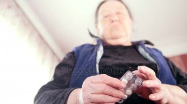 Yaşlı kadın evde - üst düzey Bayan - hap ilaç paketleri - emeklilik sağlık alır