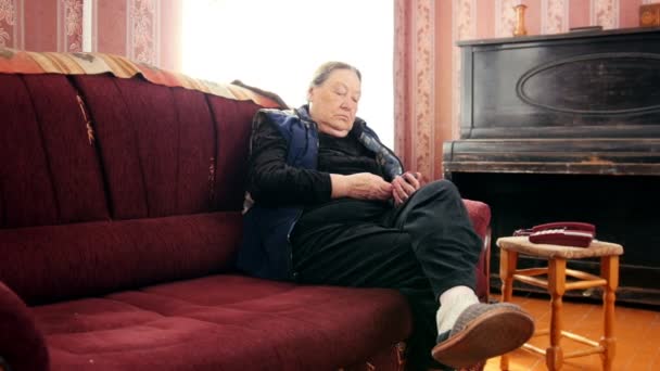 Пожилая женщина пенсионера говорит по мобильному телефону, слайдер выстрел — стоковое видео