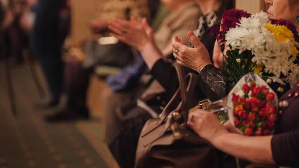 Tiyatro hal - seyirci sahnede performans applauding çiçekli