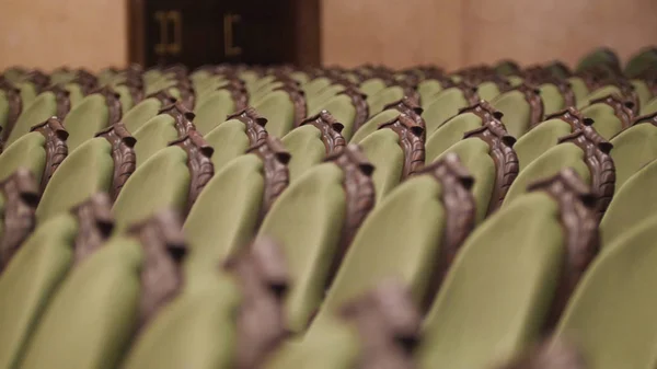 Концертний зал - глядачів вступають в зелений стільці - де-орієнтовані сповільненої зйомки — стокове фото
