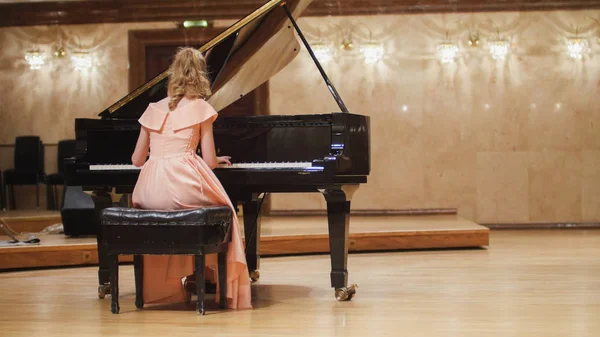 Казань, Россия, 15 июня 2017 года, Казанский концертный зал - девочка играет на фортепиано в концертном зале на сцене — стоковое фото