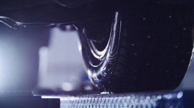 Hizmet, profesyonel teşhis için hazırlanıyor araba tekerlek otomatik, yakın çekim - tonlu