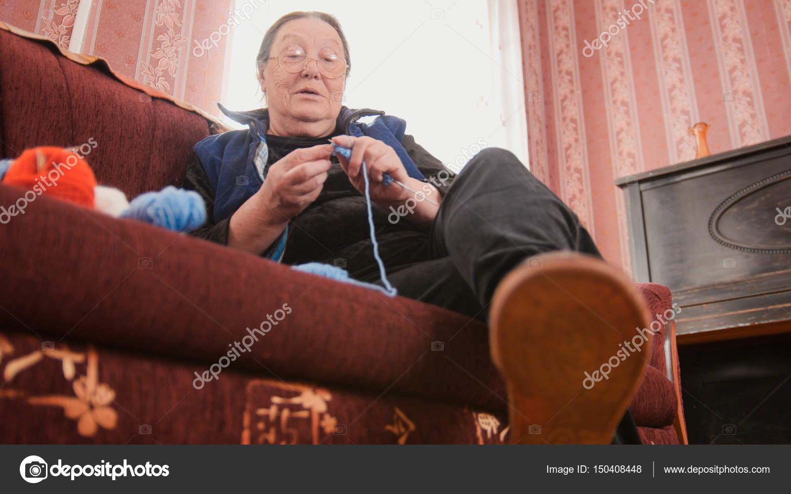 molodaya-s-pensionerom-na-divane