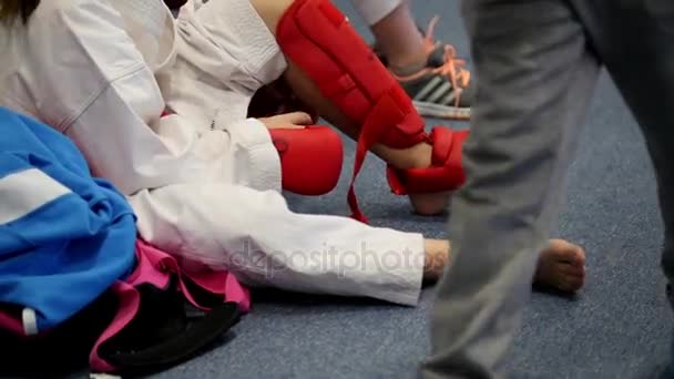 Kazan, Rússia, 8 de abril de 2017, Palácio de combates individuais "Ak Bars" Kids karate competition WKF - kids sportsmen karateka in kimono wears red flaps — Vídeo de Stock