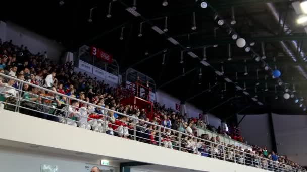 Kazaň, Rusko, 8 dubna 2017, palác soutěže jednoho souboje "Ak pruhy" děti karate Wkf - dav lidí funs na ochozu — Stock video