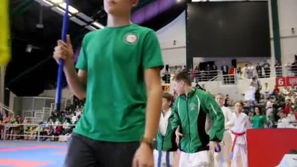 Kazán, Rusia, 8 de abril de 2017, Palacio de los combates individuales "Ak Bares" Niños competencia de karate WKF - niños deportistas entran en la arena — Vídeos de Stock