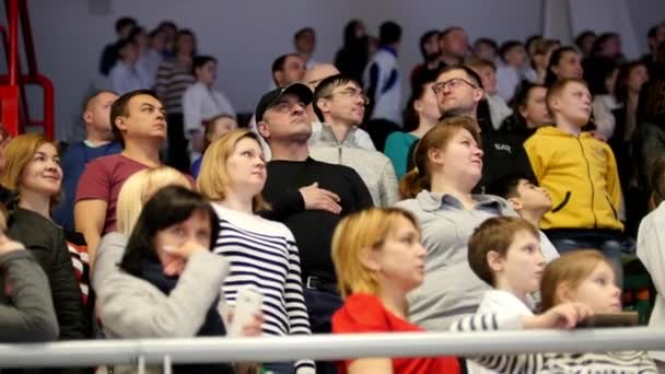 Kazan, Russie, 8 avril 2017, Palais des combats individuels "Ak Bars" Compétition de karaté pour enfants WKF - spectateurs dans les stands chantent l'hymne national de la Fédération de Russie - main dans le cœur — Video