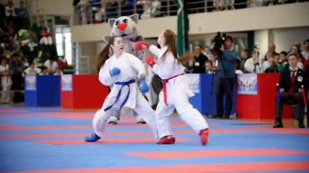 Kazan, Ryssland, 8 april 2017, Palace of single bekämpar "Ak Bars" Kids karate tävling Wkf - flickor tonåringar kämpar, slow motion — Stockvideo