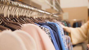 Portre bir kadın giyim mağazasında gözlüklü de-odaklı bir elbise - açmadı.