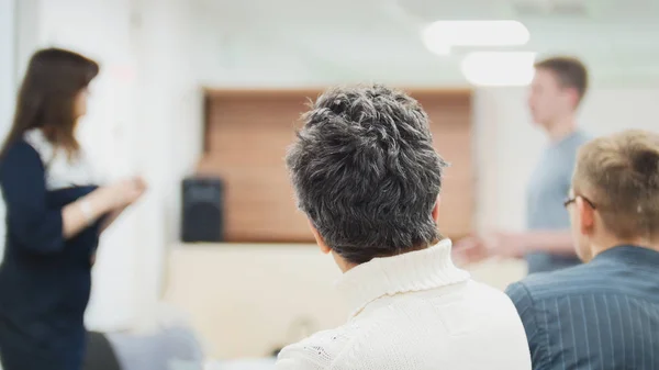 Fondo de concepto de negocio borroso - mucha gente sentada en un seminario o conferencias — Foto de Stock