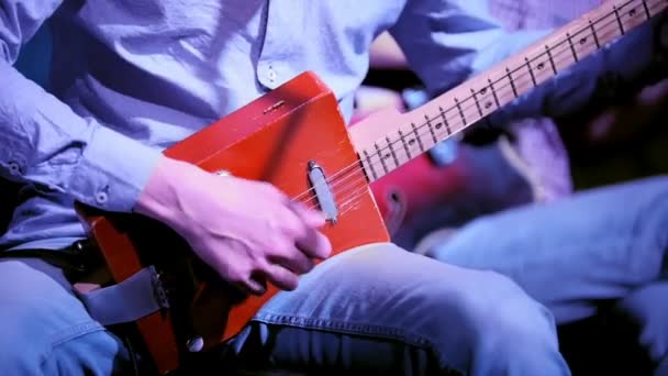 Músico en club nocturno toca guitarra hecha de una caja de cigarros — Vídeo de stock