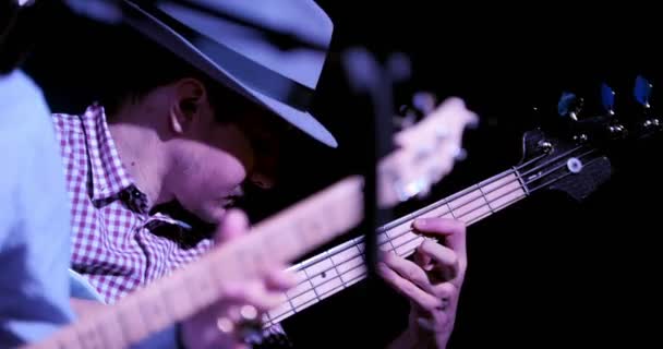 Blues in night club - guitarist plays guitar, close up — Stock Video