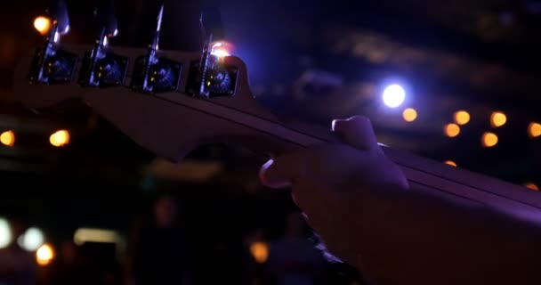 Musiker im Nachtclub - Gitarrist hält den Resonanzboden der Gitarre — Stockvideo