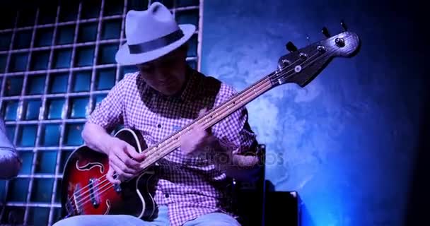 Гитарист на сцене в баре - музыкант в шляпе играет на гитаре — стоковое видео