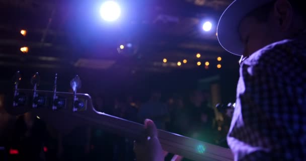 Zanger - gitarist in hat speelt gitaar in nachtclub, achteraanzicht — Stockvideo