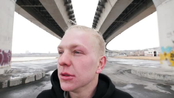 Спортивный альбинос перед тренировкой - тренировка под мостом - фитнес-концепция — стоковое видео