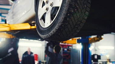 Araba tamiri, garajda mekaniği için hizmet otomatik kaldırma