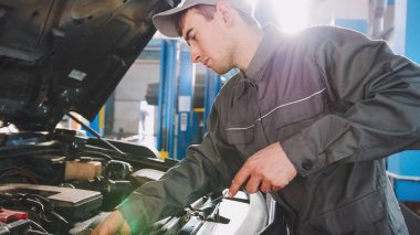 Tulum mekanik motor yağı arabada - düzeyini denetler otomobil servisi tamiri