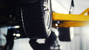 Araba Servisi - mekanik unscrewing aygıtı kaldırdı otomobil altında çalışırken