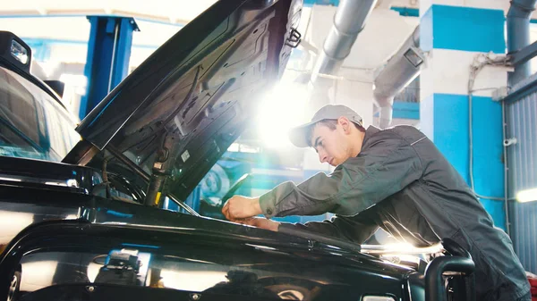 Mecánico en servicio de coche - reparación en el compartimiento del motor para SUV de lujo — Foto de Stock