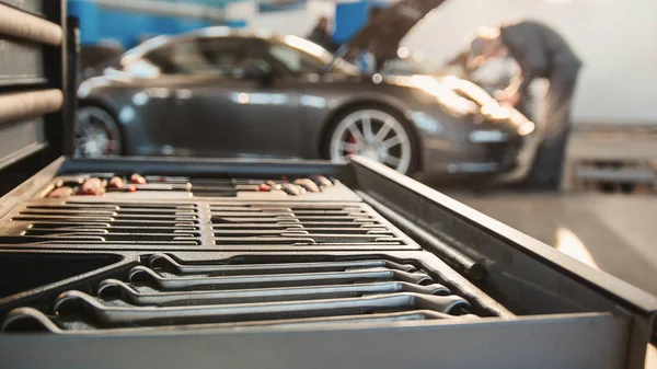 Araba Servisi - lüks spor araba garajda duran