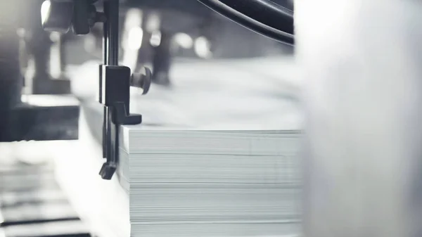 As folhas de papel impressas são servidas na prensa de impressão. Compensação, CMYK — Fotografia de Stock