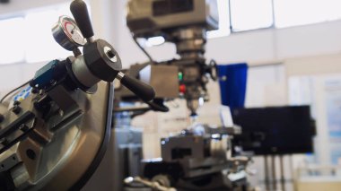 Makine Sanayi - Torna Makine Fabrikası'nda - metal ekipman