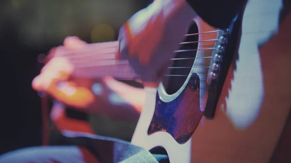 Guitarrista en club nocturno - músico toca la guitarra acústica de blues, muy de cerca — Foto de Stock