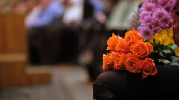 Theater hal - toeschouwers met bloemen applaudisseren de prestaties op het podium — Stockvideo