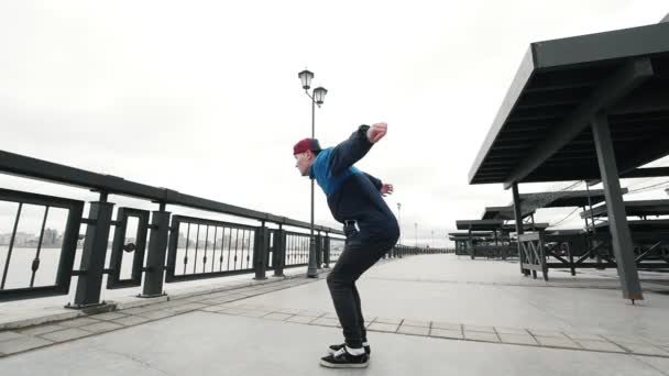 Акробатический паркур-подросток делает сальто назад - замедленное движение — стоковое видео
