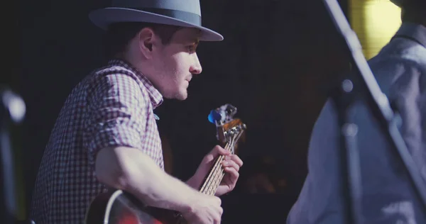 Musicien en chapeau joue de la guitare en boîte de nuit, gros plan — Photo