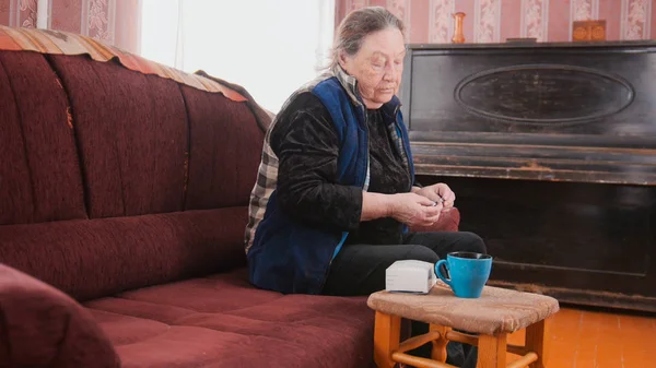 Senior dame - oudere vrouw thuis neemt de pillen medicatie pakketten - gezondheidszorg — Stockfoto