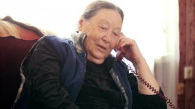 Telefon, telefoto dostu eski kadın emekli konuşuyor